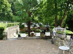Terrace/patio - Family-friendly accommodation in historic mill with garden (Bléré)