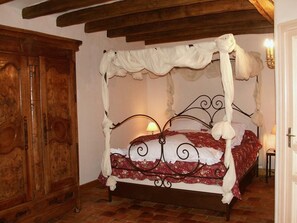 4 bedrooms, free WiFi - Family-friendly accommodation in historic mill with garden (Bléré)