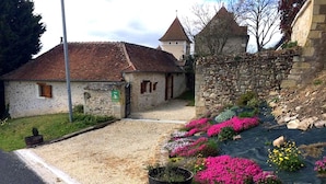 A stone building with a gravel driveway and a stone wall. - Charming 17th-century home in Touraine with private pool (Abilly)