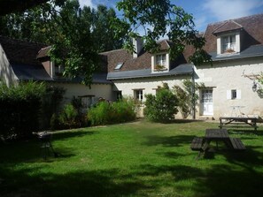 Outdoor dining - Charming 18th Century Farmhouse: Tranquil Retreat, Loire Castles Nearby, Family-Friendly Amenities (Souvigny-de-Touraine)