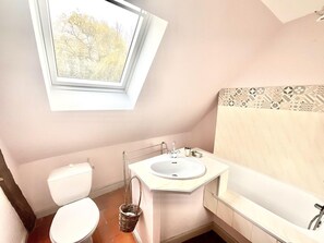 Hair dryer, towels - Charming 18th Century Farmhouse: Tranquil Retreat, Loire Castles Nearby, Family-Friendly Amenities (Souvigny-de-Touraine)