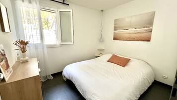 2 bedrooms, iron/ironing board