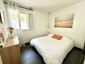 2 bedrooms, iron/ironing board