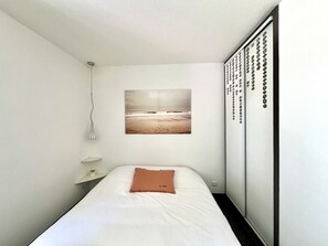 2 Schlafzimmer, Bügeleisen/Bügelbrett