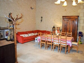 Interior - Historic 16th Century City Cottage with Modern Amenities, Near Indre à Vélo, Pet-Friendly (Loches)