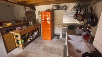 Réfrigérateur, micro-ondes, lave-vaisselle, cafetiÚre/bouilloire