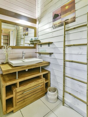 Chuveiro, secador de cabelo, toalhas de banho, shampoo