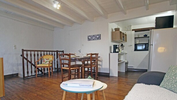 A compact living space with a dining area, a kitchenette, and a sofa. - Charming family apartment in central Saint-Vaast-la-Hougue with wifi (Saint-Vaast-la-Hougue)