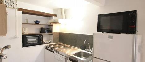 Refrigerador, microondas, lavavajillas y cafetera y tetera