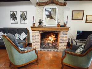 テレビ、暖炉、DVD プレーヤー、卓球台