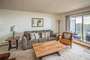 Una Smart TV, un reproductor de DVD, una oficina