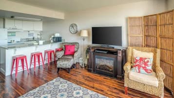 TV, fireplace