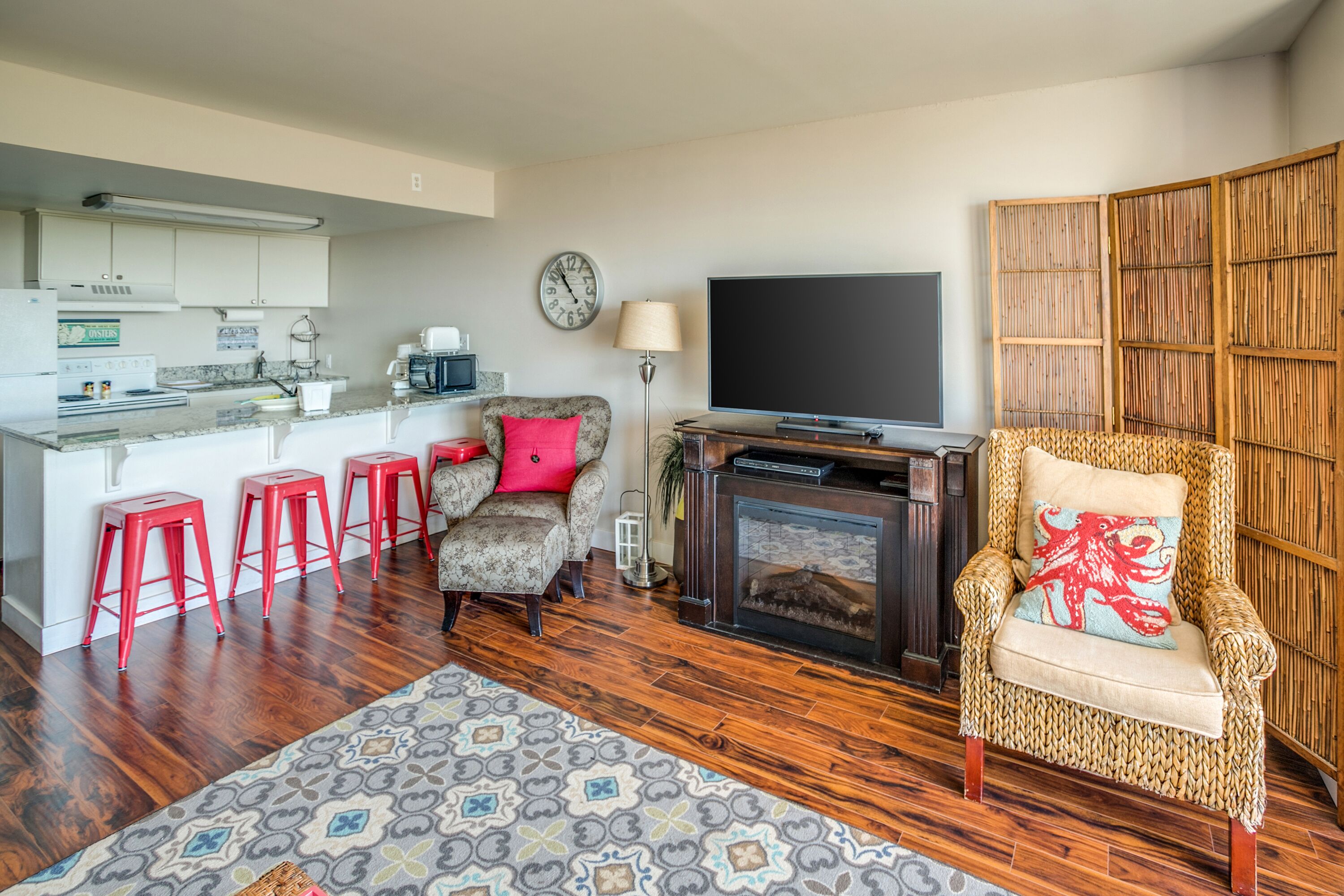 Una televisión, una chimenea, un reproductor de DVD, una oficina