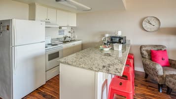 Frigorífico, microondas, horno y placa de cocina