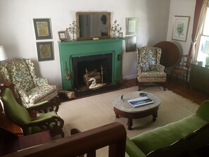 TV, fireplace, DVD player, books - Farm Experience-In the Heart of Vineyard, Wine and Wedding Country-Spacious (Charlottesville)