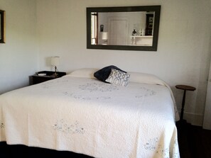 4 bedrooms, iron/ironing board, travel cot, free WiFi - Farm Experience-In the Heart of Vineyard, Wine and Wedding Country-Spacious (Charlottesville)