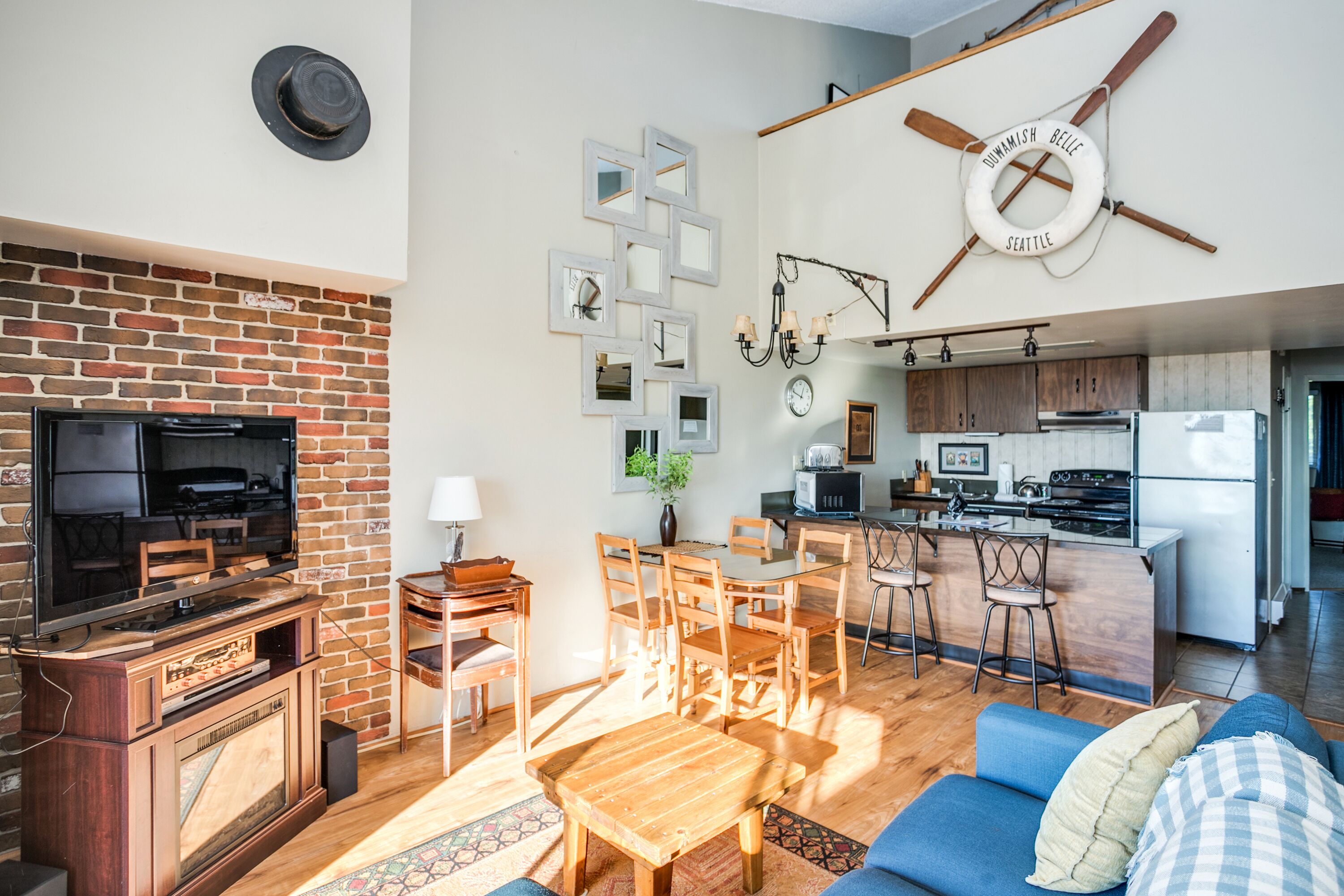 Télévision, cheminée, lecteur de DVD