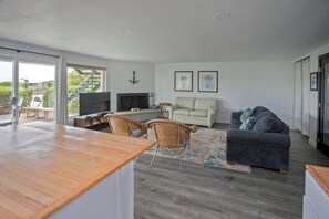 Smart TV, fireplace, DVD player