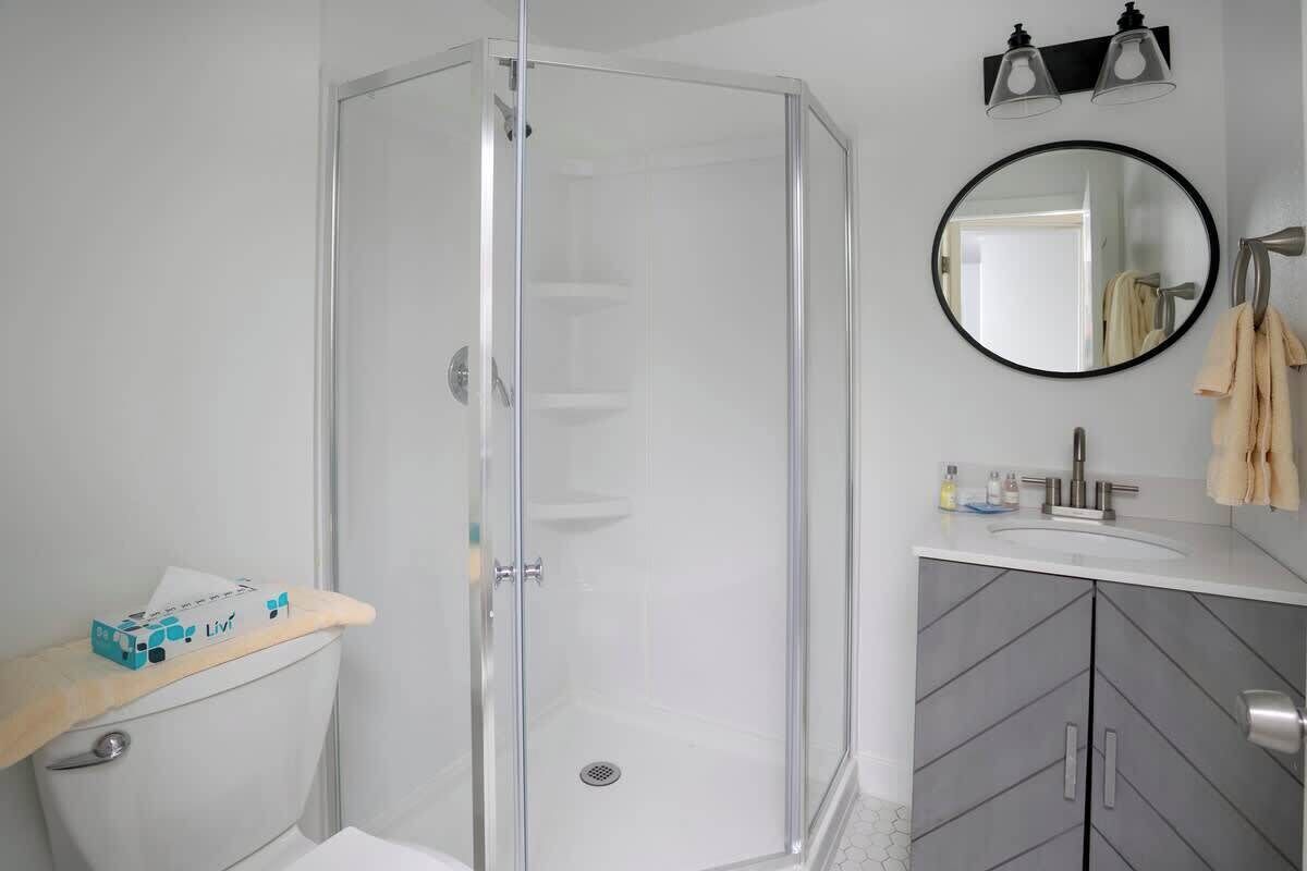 Shower, towels, shampoo