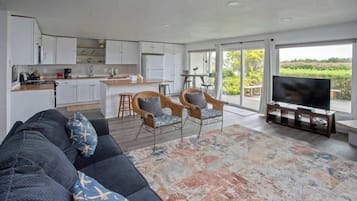 Smart TV, fireplace, DVD player