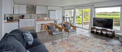 Een smart-tv, een open haard en een dvd-speler