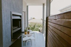Deluxe Apartment, 2 Queen Beds | Terrace/patio