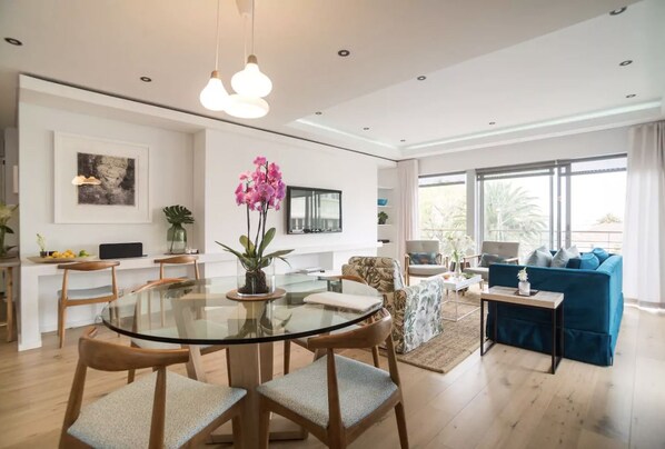 Deluxe Apartment, 2 Queen Beds | Living room