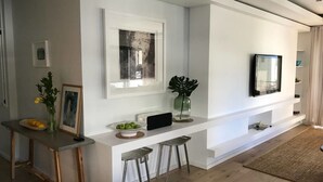 Deluxe Apartment, 2 Queen Beds | Living room - SevenOnT (Cape Town)