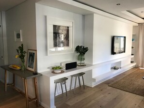 Deluxe Apartment, 2 Queen Beds | Living room