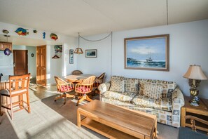 TV, DVD player - G633 1 bedroom 2nd Floor PET FRIENDLY No Cleaning Fees (Gearhart)