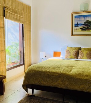 In-room safe, individually decorated, individually furnished - Thikana (New Delhi)