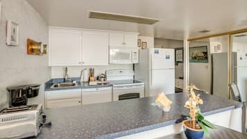 Een koelkast, een microgolfoven, een oven, een kookplaat