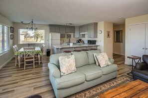 Fernseher, Kamin, DVD-Player