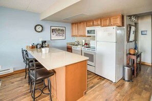 Réfrigérateur, four à micro-ondes, un four, surface de cuisson