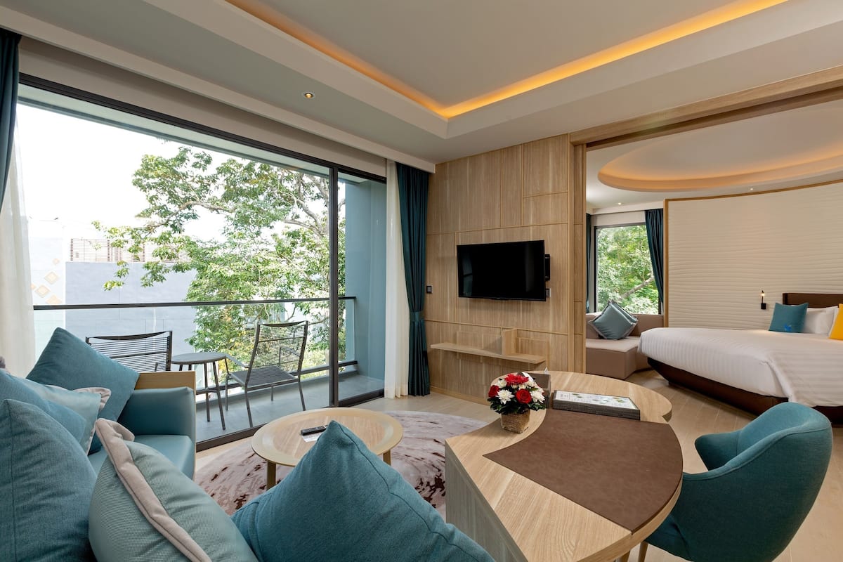 junior suite | living room | 43-inch flat-screen tv with satellite channels, tv