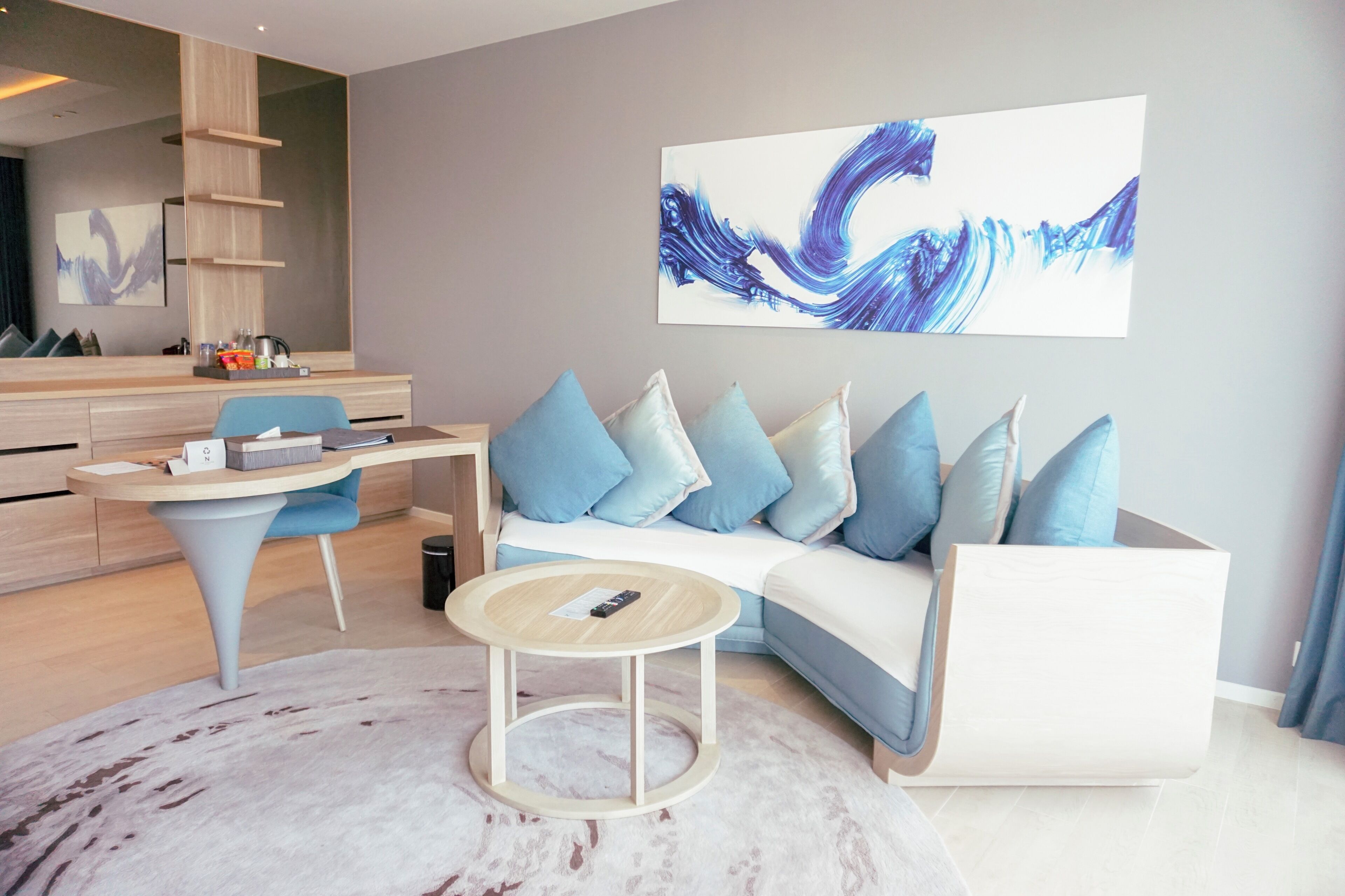 Juniorsvit | Minibar, värdeförvaringsskåp på rummet och skrivbord