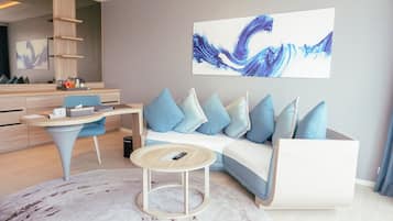 Juniorsvit | Minibar, värdeförvaringsskåp på rummet och skrivbord