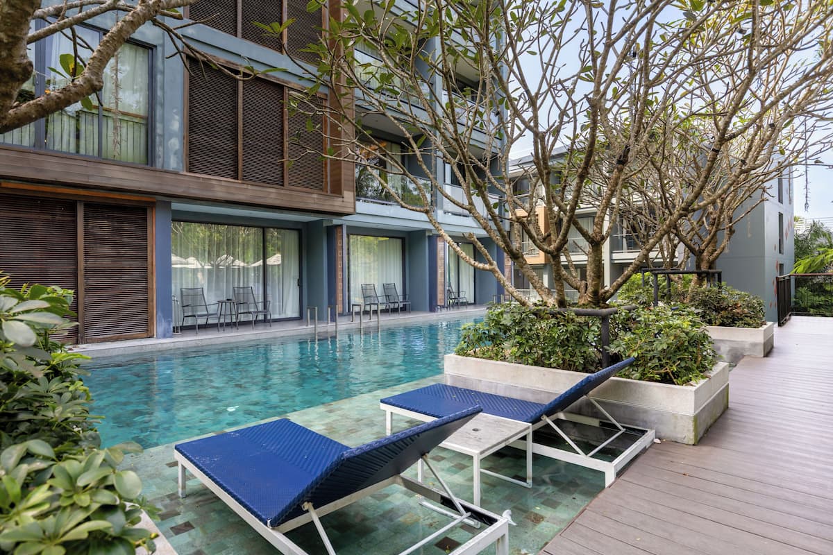 Deluxe Room with Pool Access | 迷你吧、客房内保险箱、办公桌、笔记本电脑工作区