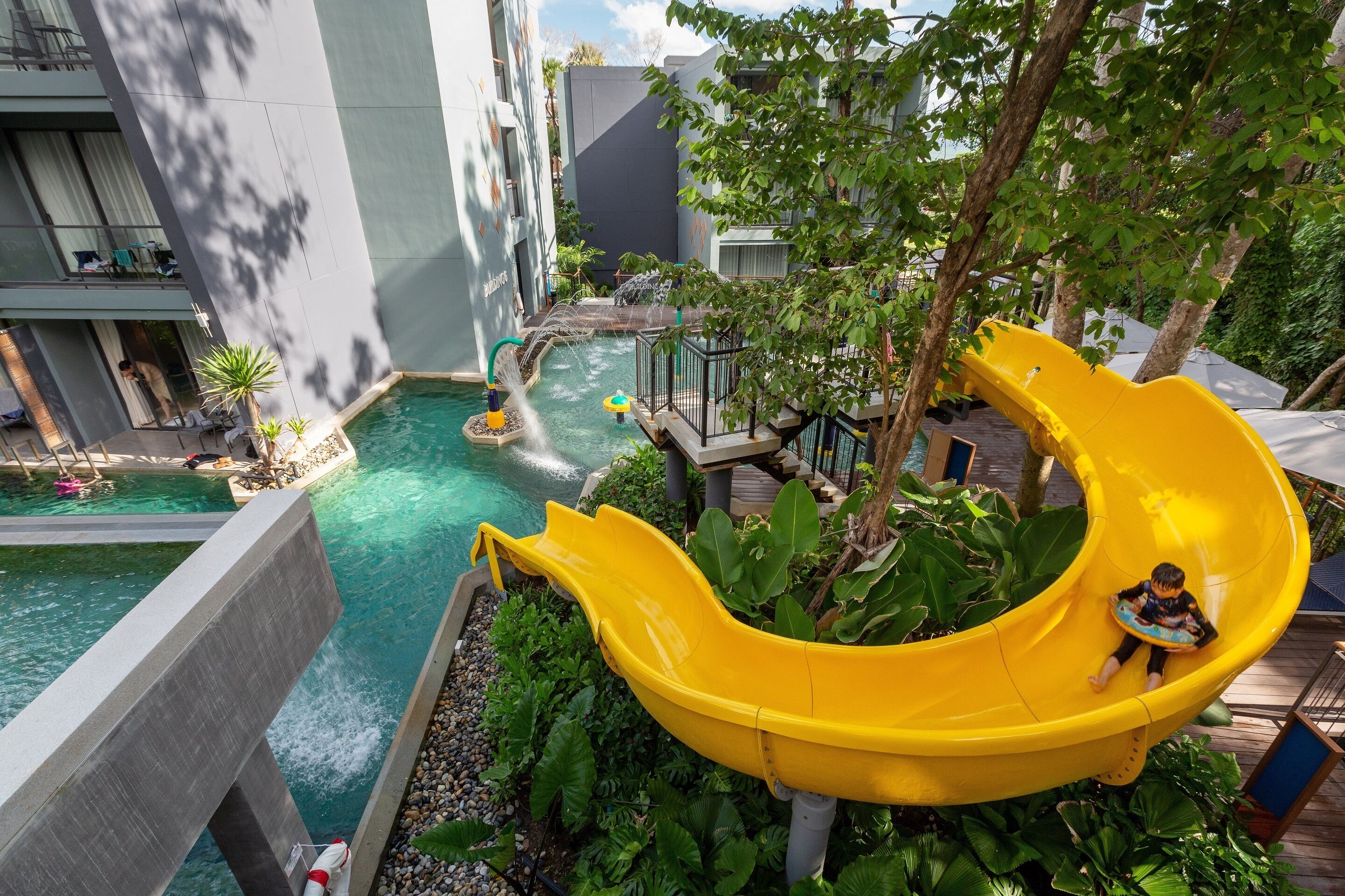 3 piscines extérieures, parasols de plage, chaises longues