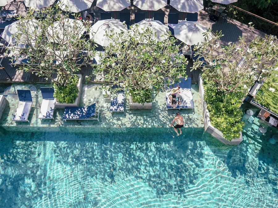 3 hồ bơi ngoài trời, dù/ô trên bãi biển/hồ bơi, ghế dài tắm nắng