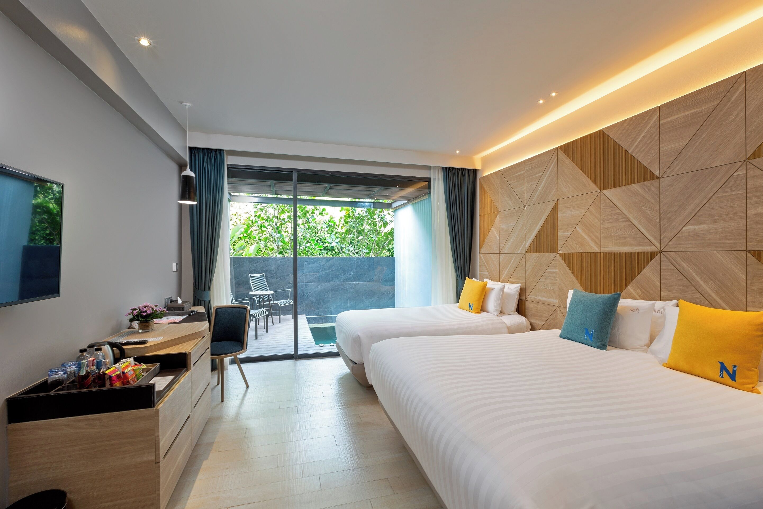 Deluxe Room with Private Jacuzzi | Minibaari, tallelokero huoneessa, työpöytä