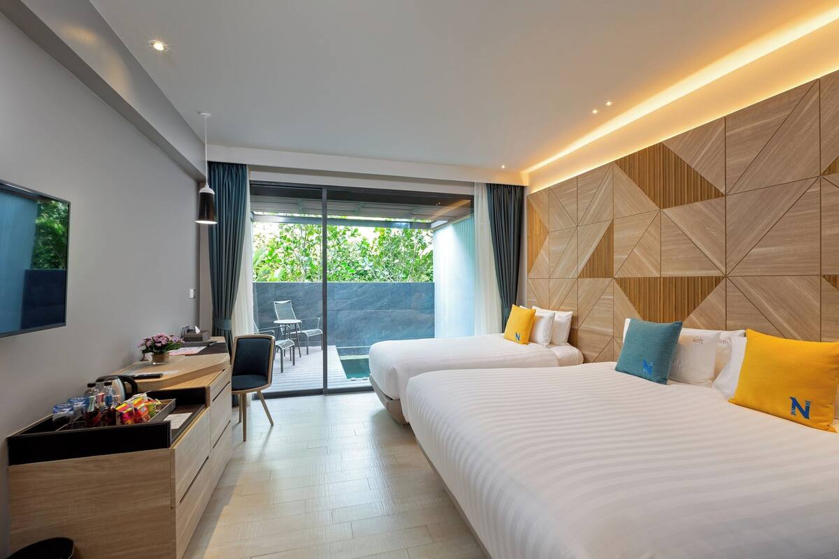 Deluxe Room with Private Jacuzzi | 迷你吧、客房内保险箱、办公桌、笔记本电脑工作区