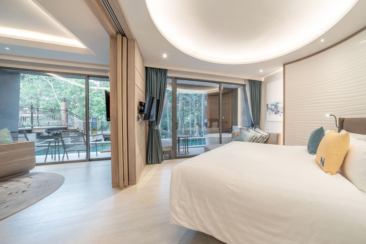 Junior Suite with Pool Access | 迷你吧、客房内保险箱、办公桌、笔记本电脑工作区