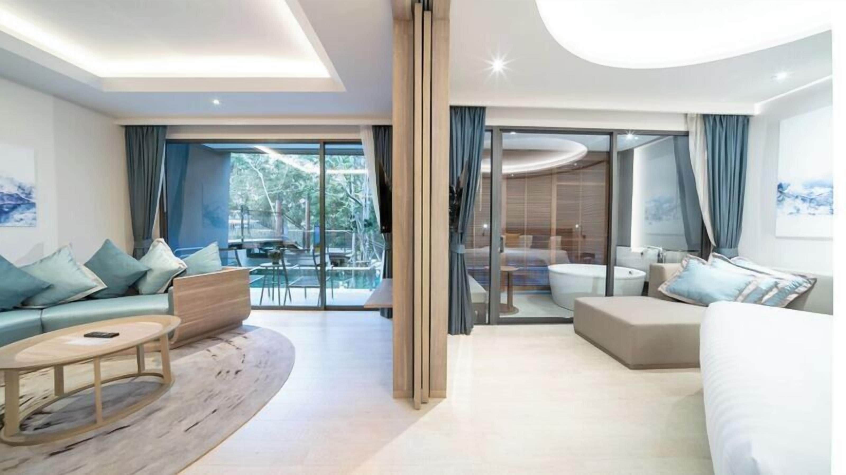 Junior Suite with Pool Access | Minibar, brankas, meja kerja, dan ruang kerja ramah laptop