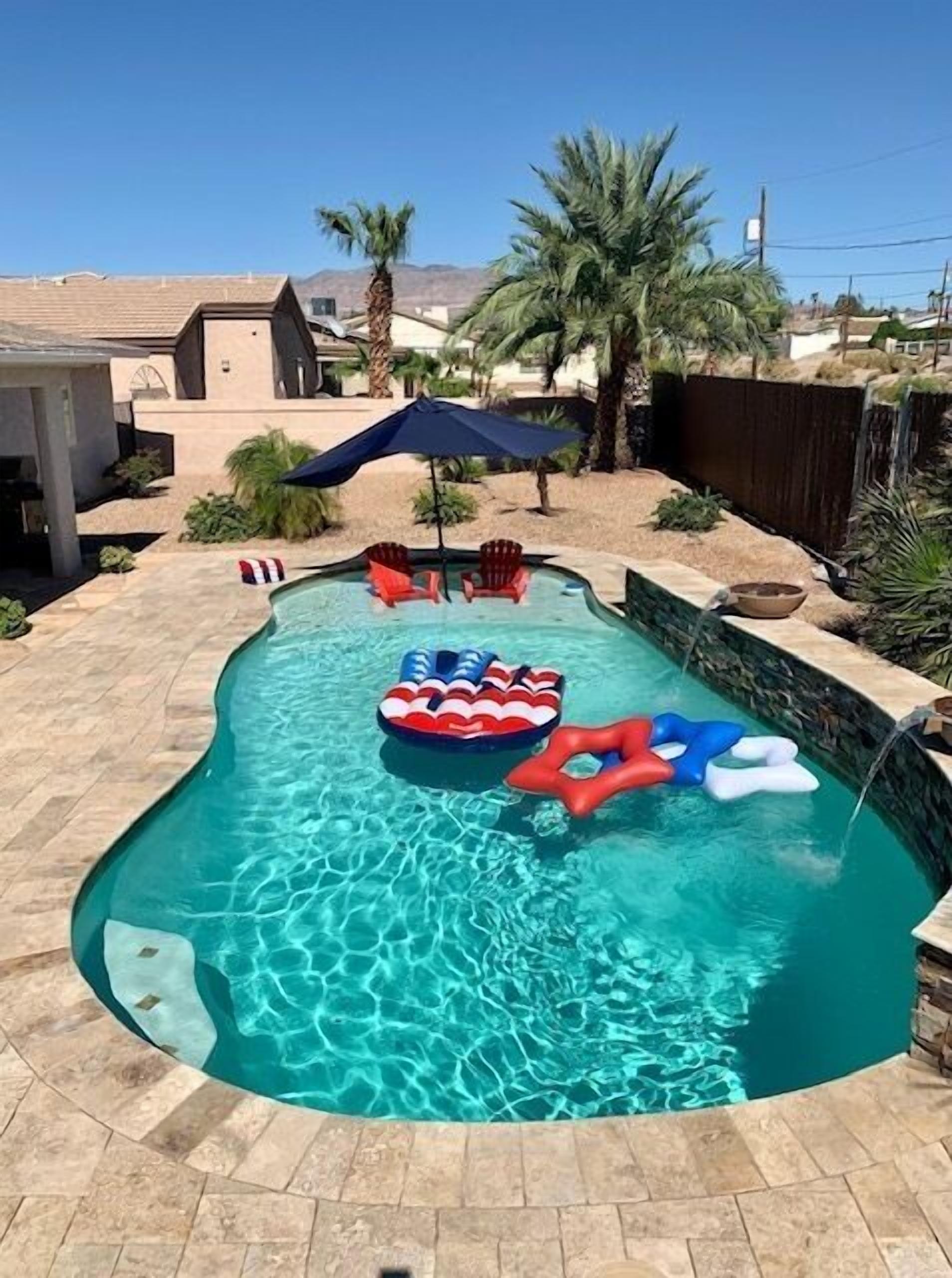 Clean & Contemporary Pool Home -WIFI, Air Hockey, Pool Table, Fire Pit, Cornhole