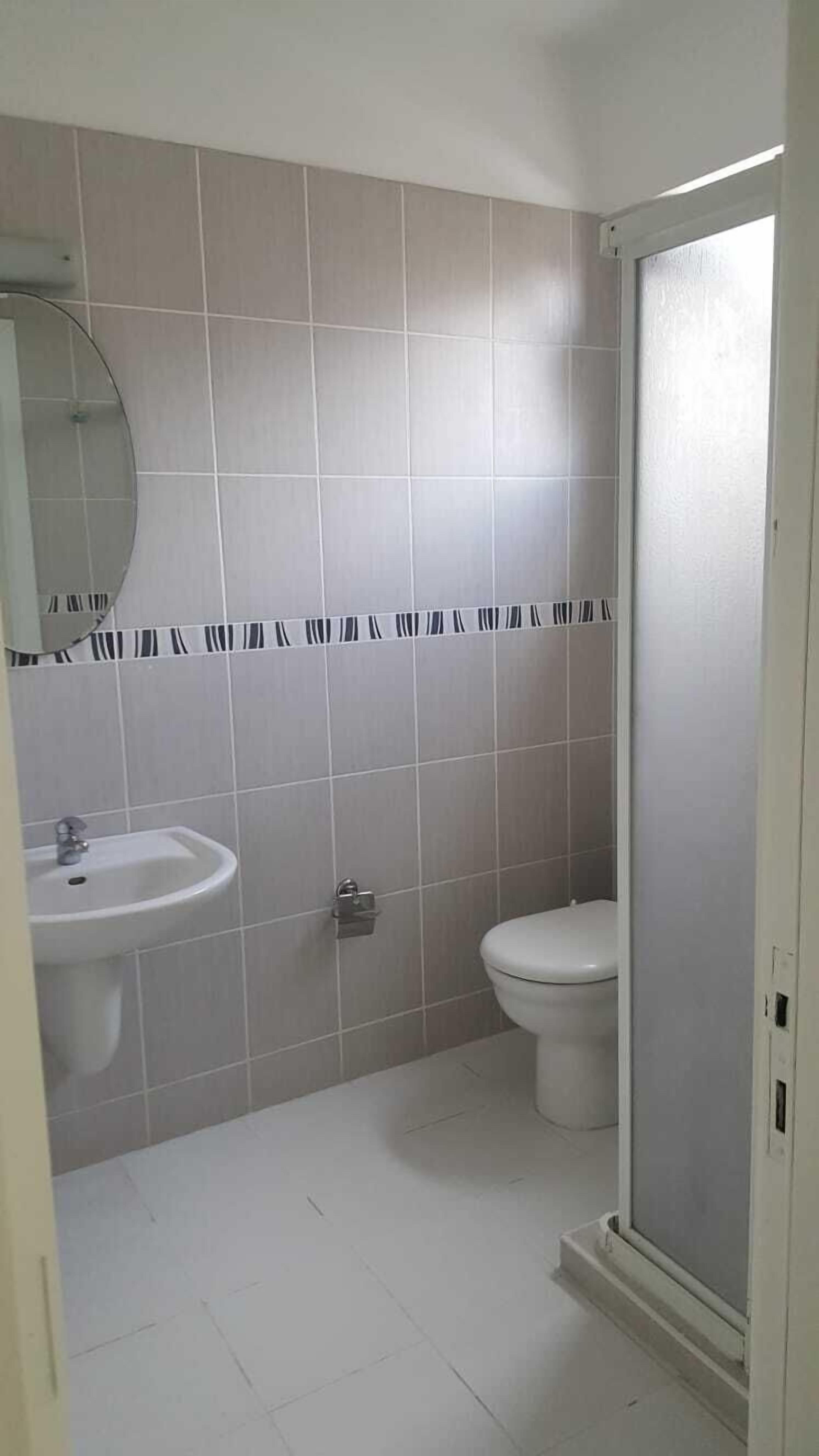 standard triple room | bathroom | shower, free toiletries, hair dryer, slippers