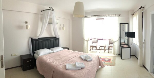 Family Quadruple Room | Free minibar, iron/ironing board, free cribs/infant beds, free WiFi