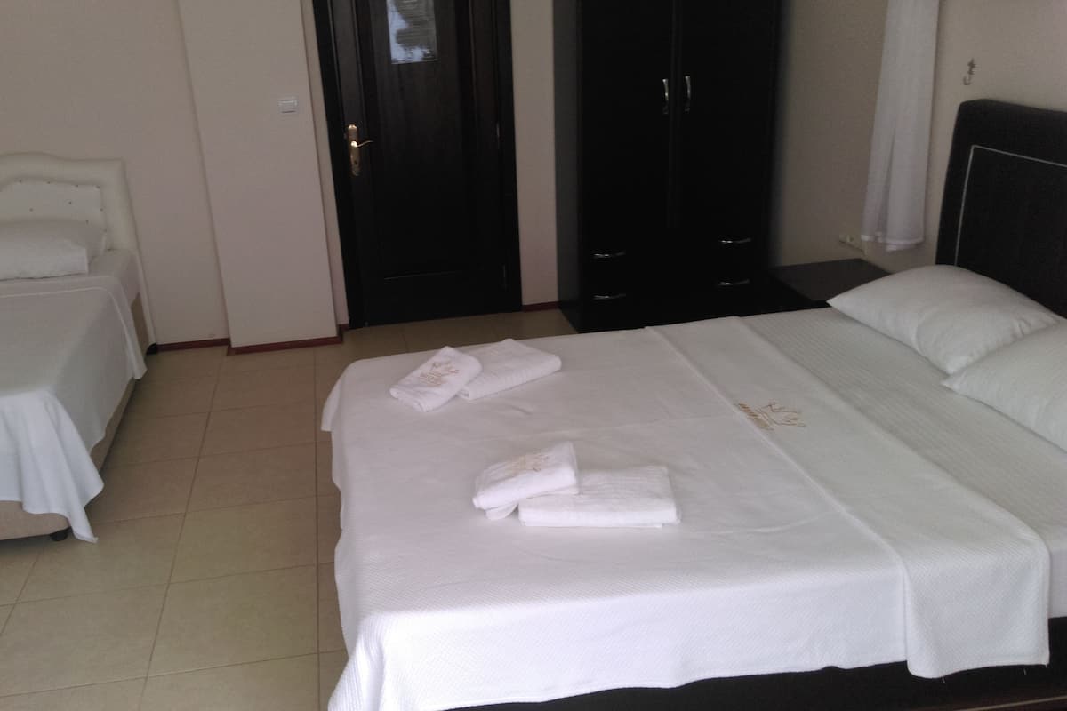 Standard Triple Room | Free minibar, iron/ironing board, free cribs/infant beds, free WiFi