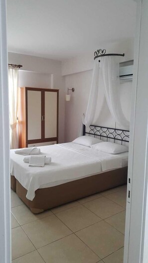 Minibar con artículos gratuitos y tabla de planchar con plancha 
