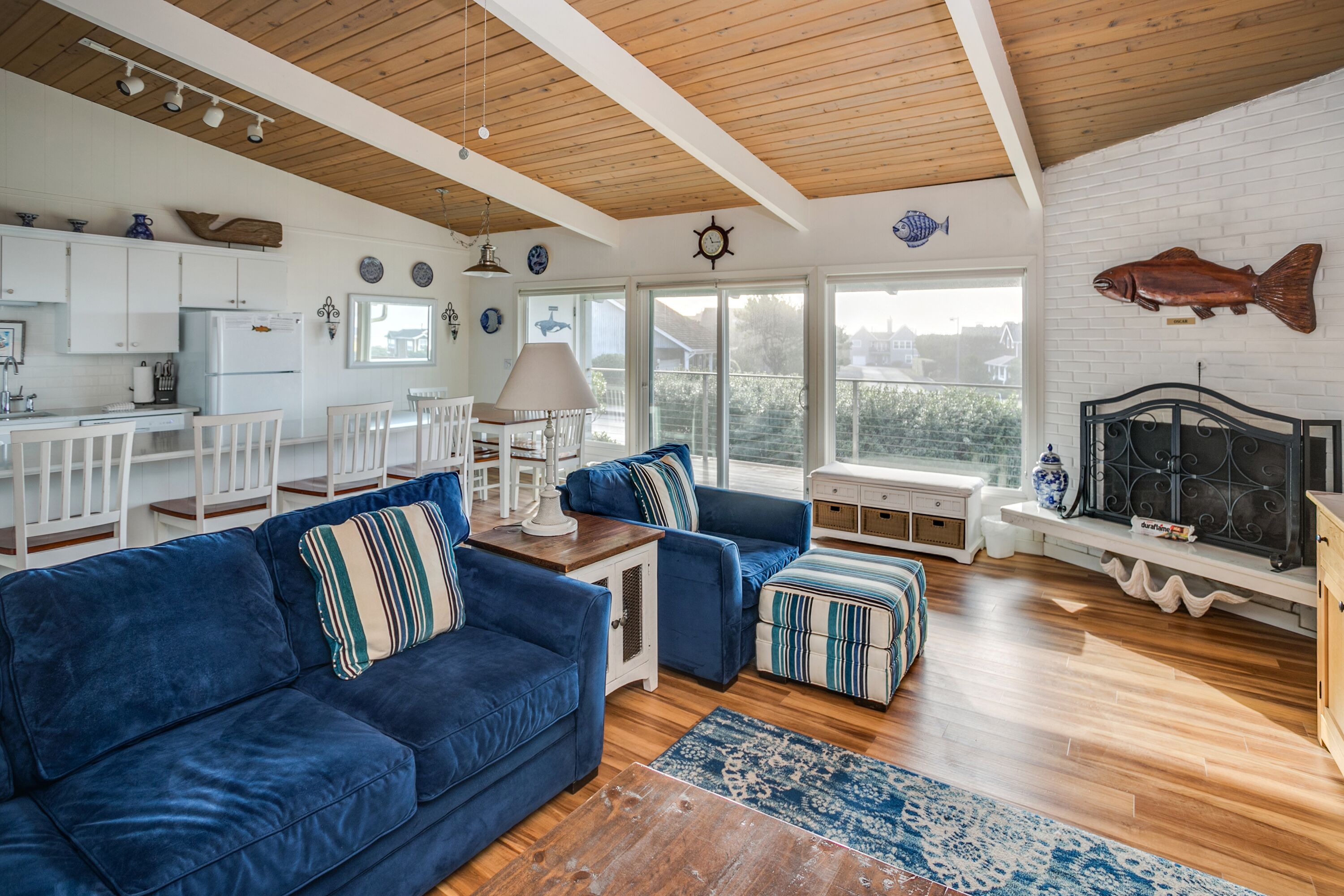 Televisie, een open haard en een dvd-speler